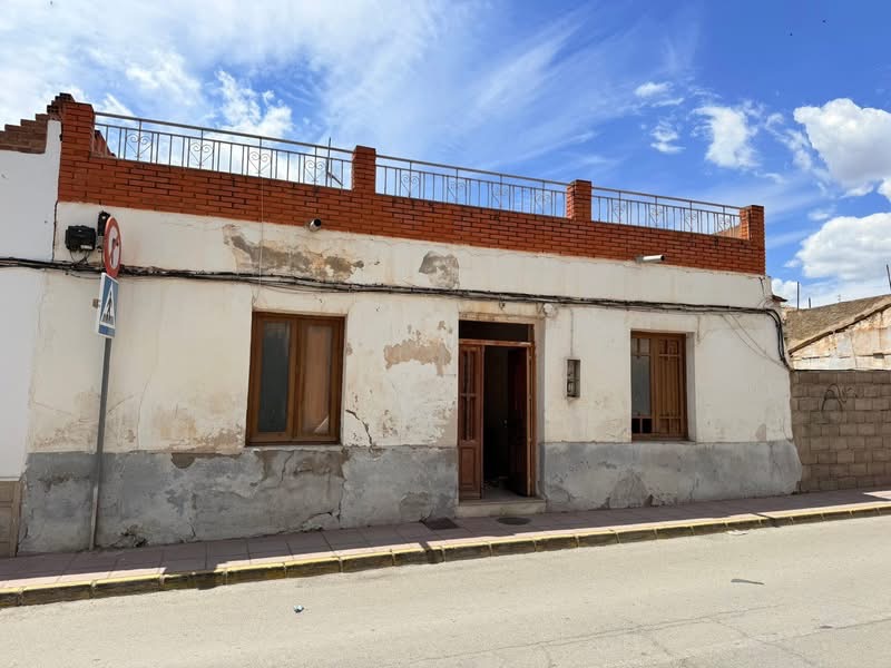 Amplia vivienda con patios, terraza y gran potencial en Albox (Almeria)