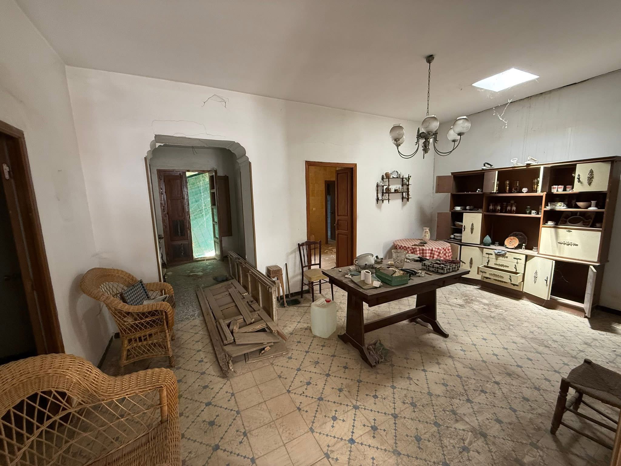 Amplia vivienda con patios, terraza y gran potencial en Albox (Almeria) 2