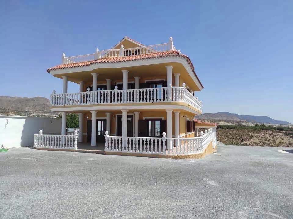 🏡 GRAN CASA EN CELA (ALMERÍA) – 560 m2 + PARCELA URBANA DE 1.760 m2